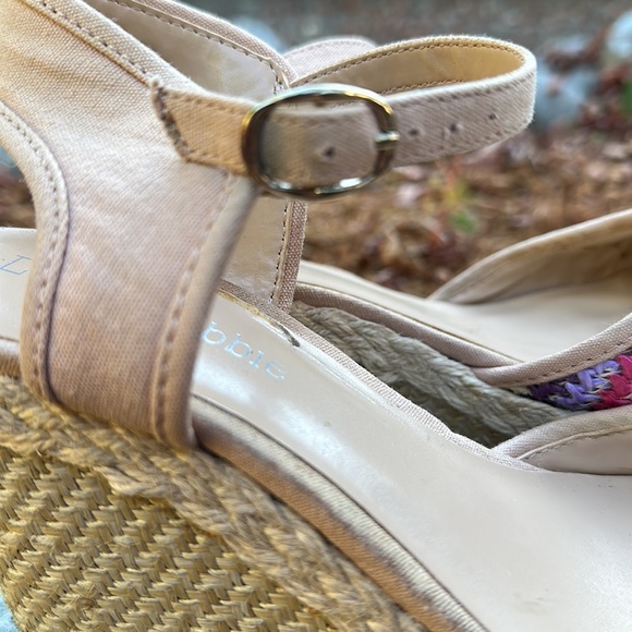 Lexi & Abbie Closed toe wedge espadrilles rainbow jute & beige. Size 6 - Picture 6 of 9